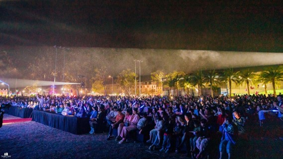 Ngay từ đầu giờ tối, người d&acirc;n Diễn Ch&acirc;u c&ugrave;ng c&aacute;c gia đ&igrave;nh, c&aacute;c bạn trẻ đ&atilde; c&oacute; mặt đ&ocirc;ng đủ, tạo n&ecirc;n bầu kh&ocirc;ng kh&iacute; h&aacute;o hức hiếm thấy tại một sự kiện &acirc;m nhạc quy m&ocirc; địa phương