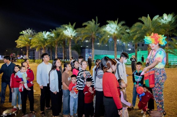 C&aacute;c em nhỏ th&iacute;ch th&uacute; với những bộ m&ocirc;n nghệ thuật đường phố