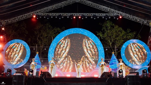 C&aacute;c nghệ sĩ lần lượt mang đến những tiết mục đa sắc m&agrave;u, từ những bản t&igrave;nh ca s&acirc;u lắng đến những điệu nhảy s&ocirc;i động