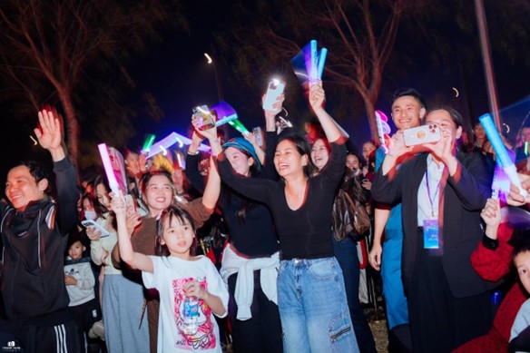 C&aacute;c nghệ sĩ đ&atilde; thổi b&ugrave;ng kh&ocirc;ng gian tại ROX Living Aquamarine, nhiều khản giả h&ograve;a nhịp c&ugrave;ng c&aacute;c tiết mục tr&ecirc;n s&acirc;n khấu