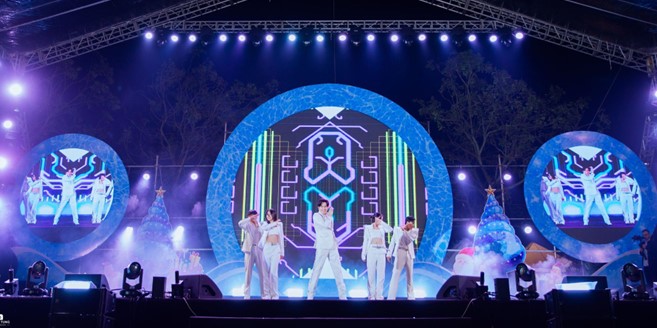 Sự xuất hiện của ca sĩ Đan Trường khiến kh&aacute;n giả nhiều thế hệ x&uacute;c động khi những giai điệu quen thuộc vang l&ecirc;n giữa kh&ocirc;ng gian đ&ocirc; thị mới