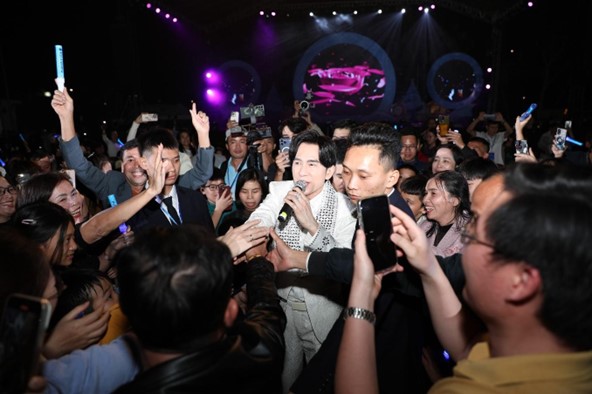 Kh&aacute;n giả vui mừng được gặp thần tượng ngo&agrave;i đời thực