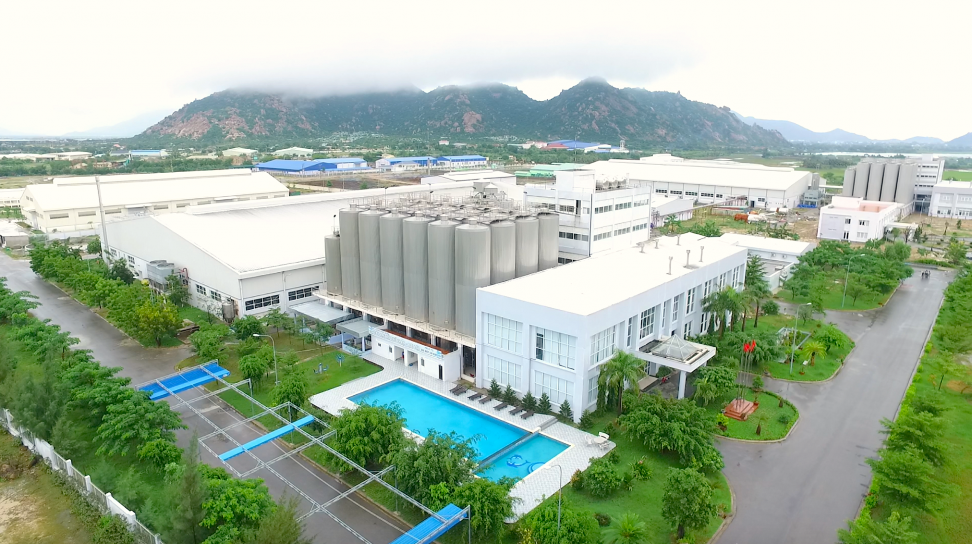 SABIBECO sở hữu 6 nh&agrave; m&aacute;y với tổng c&ocirc;ng suất đạt ~0,6 tỷ l&iacute;t/năm