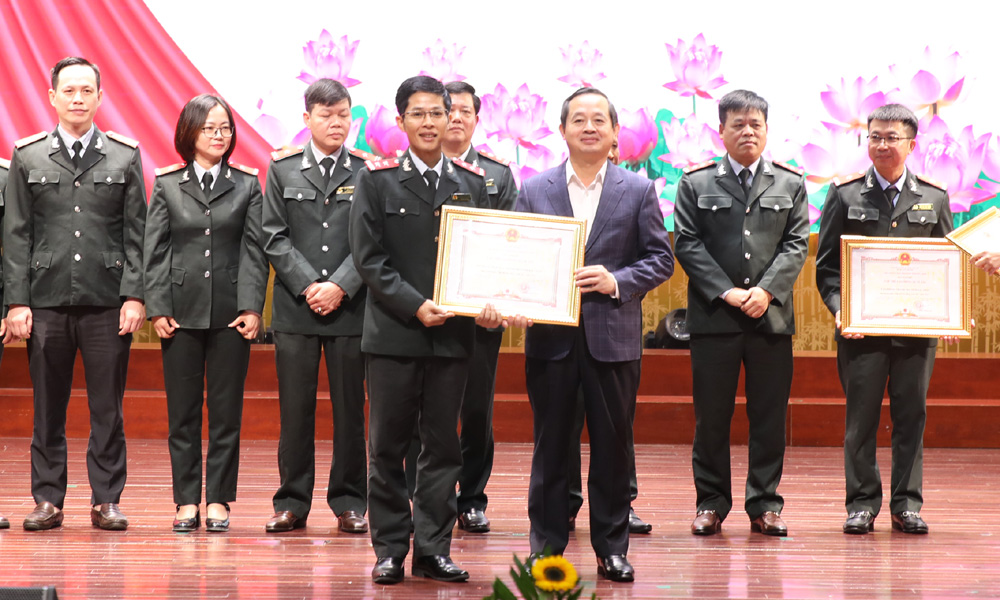 Đồng ch&iacute; Phạm Ho&agrave;ng Sơn trao Bằng khen cho c&aacute;c c&aacute; nh&acirc;n c&oacute; th&agrave;nh t&iacute;ch xuất sắc.