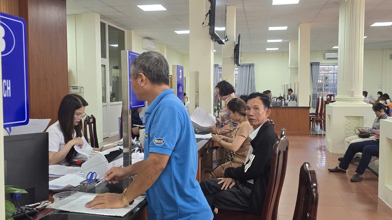 Nh&acirc;n d&acirc;n đến thực hiện thủ tục h&agrave;nh ch&iacute;nh tại Trung t&acirc;m Phục vụ h&agrave;nh ch&iacute;nh c&ocirc;ng phường Rạch Gi&aacute;, tỉnh An Giang - Ảnh: VGP/LS