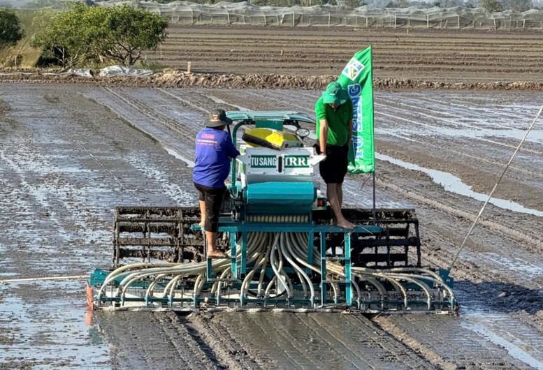 M&aacute;y gieo sạ kết hợp v&ugrave;i ph&acirc;n ph&aacute;t huy hiệu quả giảm giống, ph&acirc;n v&agrave; thuốc bảo vệ thực vật - Ảnh: VGP/LS