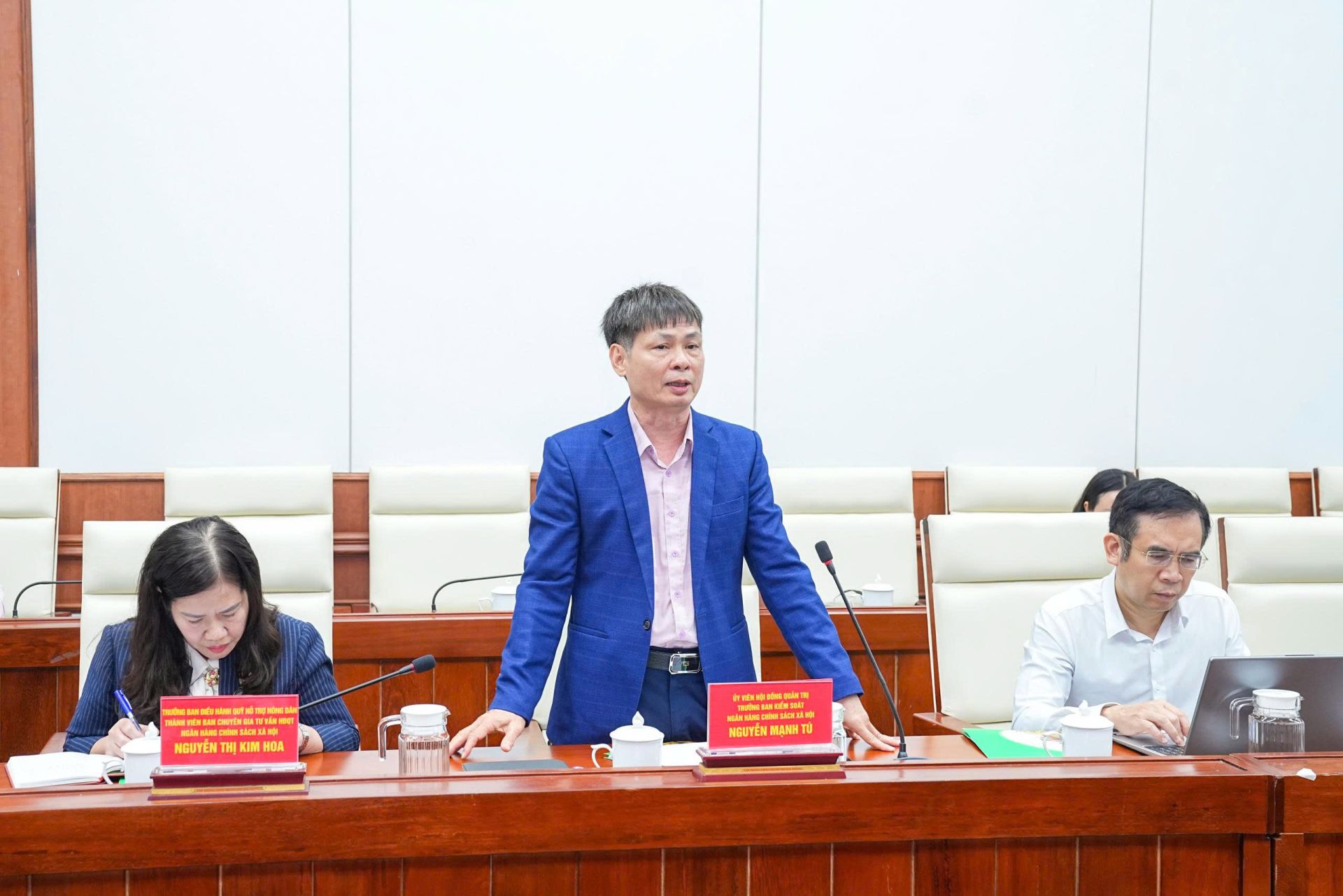 Đồng ch&iacute; Nguyễn Mạnh T&uacute;, Ủy vi&ecirc;n HĐQT, Trưởng Ban Kiểm so&aacute;t NHCSXH Việt Nam ghi nhận c&aacute;c kiến nghị của th&agrave;nh phố về việc n&acirc;ng mức cho vay hỗ trợ tạo việc l&agrave;m v&agrave; mở rộng đối tượng vay vốn.