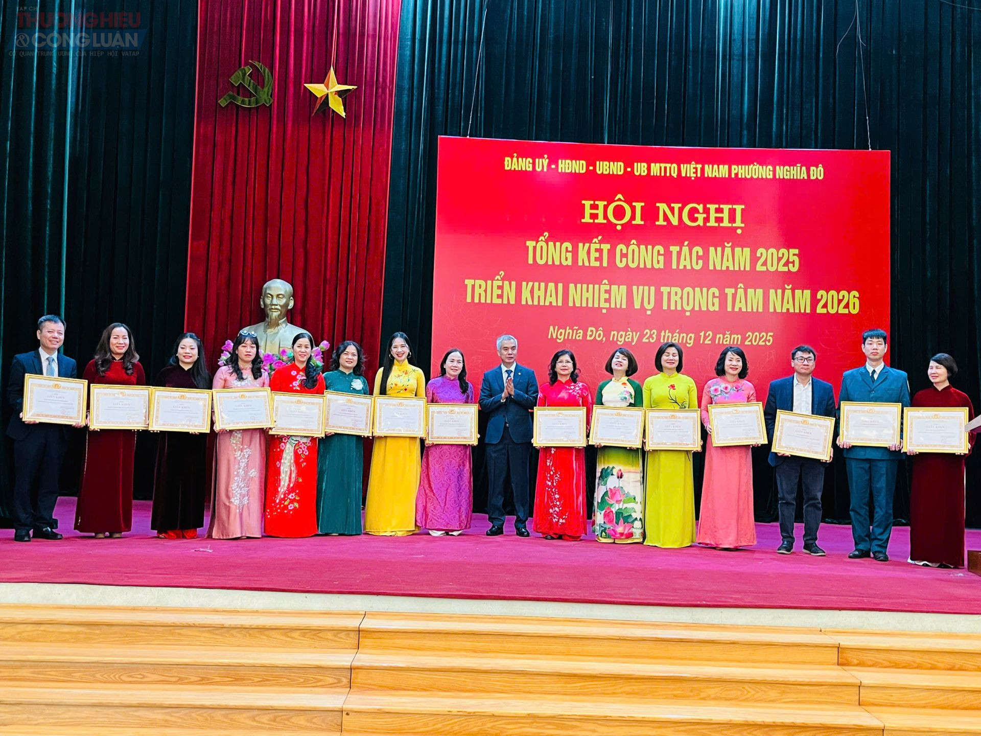 L&atilde;nh đạo phường Nghĩa Đ&ocirc; trao khen thưởng cho c&aacute;c tập thể c&oacute; th&agrave;nh t&iacute;ch xuất sắc.