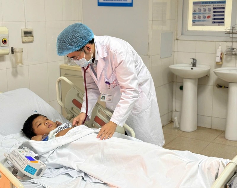 Bệnh nhi đ&aacute;p ứng tốt với ph&aacute;c đồ điều trị, đủ điều kiện xuất viện.