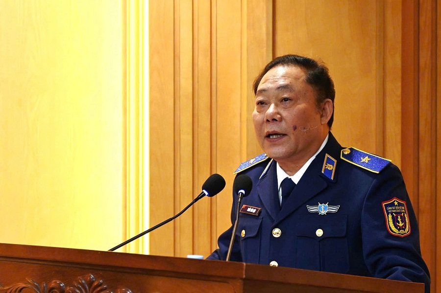 Thiếu tướng Trần Văn Hậu - B&iacute; thư Đảng ủy, Ch&iacute;nh ủy Bộ Tư lệnh V&ugrave;ng Cảnh s&aacute;t biển 1 tuy&ecirc;n truyền tại Hội nghị