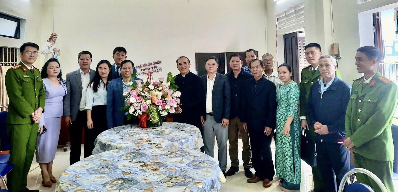 Đảng ủy, UBND, C&ocirc;ng an Phường Vỹ Dạ thăm v&agrave; ch&uacute;c mừng Lễ Gi&aacute;ng sinh tại Gi&aacute;o xứ T&acirc;n Thủy