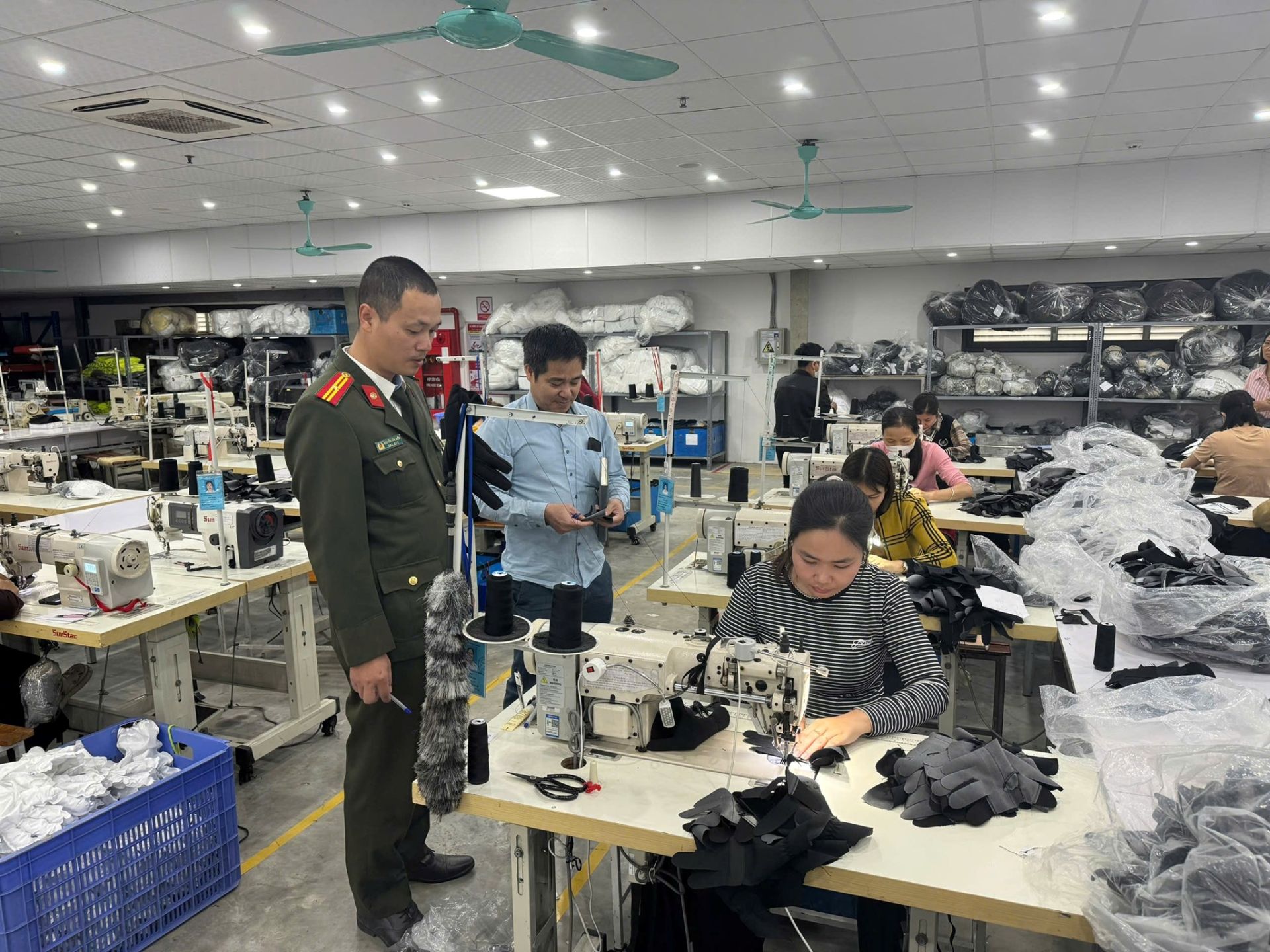 Hải Phòng: Công an xã Cẩm Giang tuyên truyền pháp luật cho công nhân, người lao động