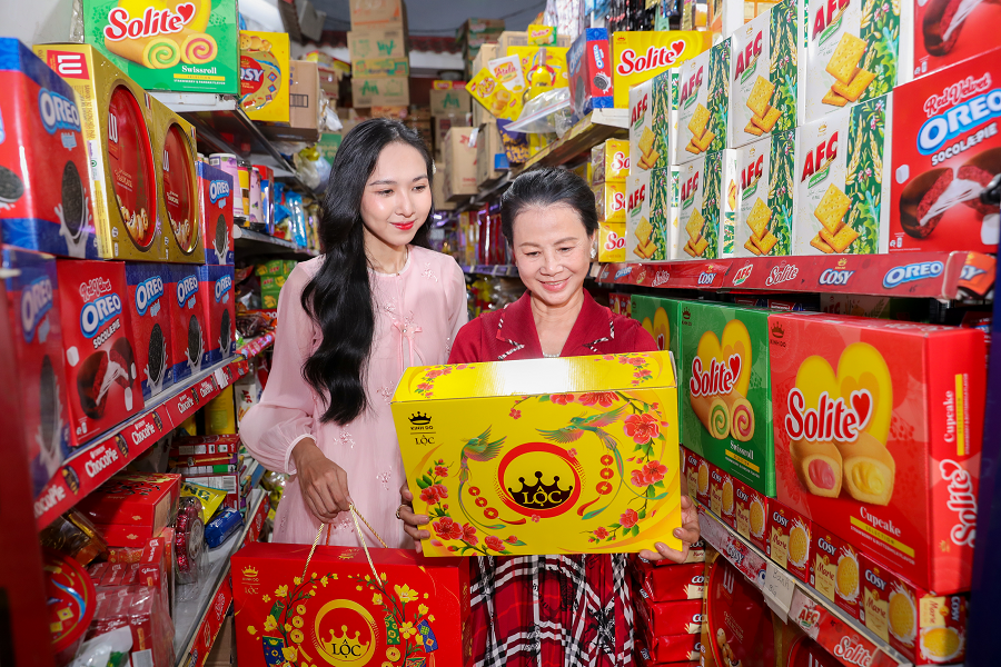 Bao b&igrave; bộ qu&agrave; T&ecirc;́t Kinh Đ&ocirc; Lộc 2026 được n&acirc;ng c&acirc;́p với chất liệu v&agrave; hiệu ứng in cao cấp, sử dụng gam đỏ &ndash; v&agrave;ng đặc trưng, kết hợp c&aacute;c biểu tượng quen thuộc như hoa mai, hoa đ&agrave;o, chim &eacute;n, phượng ho&agrave;ng&hellip; tạo n&ecirc;n tổng thể sang trọng và mang đ&acirc;̣m ch&acirc;́t Tết.