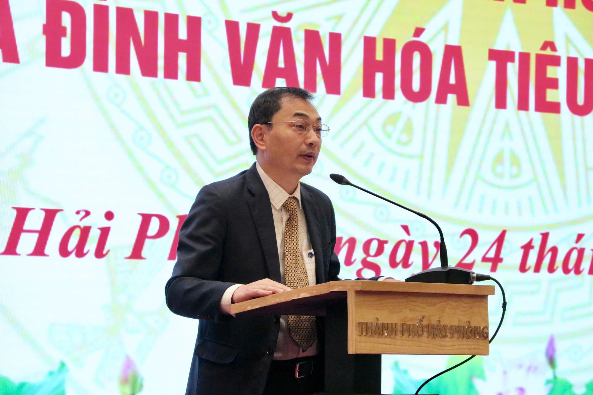 Đồng ch&iacute; Vũ Khắc Lịch, Ph&oacute; Gi&aacute;m đốc Sở Văn h&oacute;a Thể thao v&agrave; Du lịch b&aacute;o c&aacute;o tổng kết 25 năm triển khai Phong tr&agrave;o.