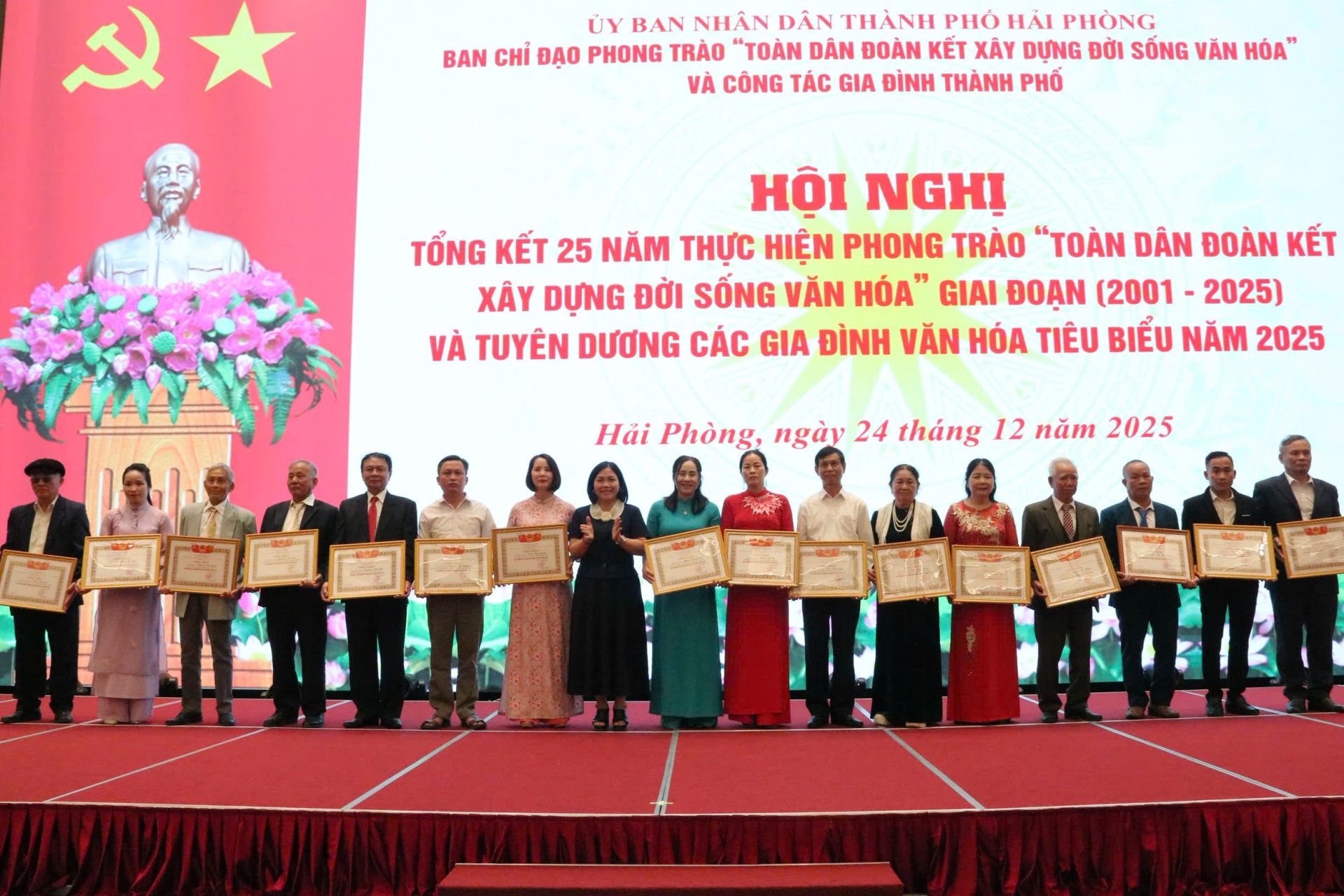 Đại diện c&aacute;c gia đ&igrave;nh được biểu dương tại Hội nghị.