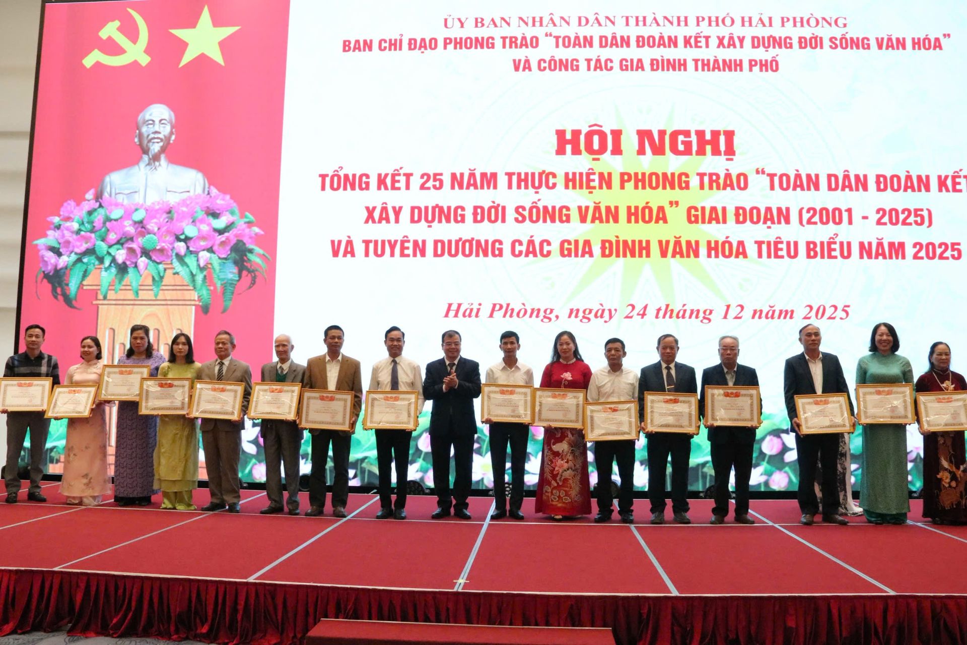 Đại diện c&aacute;c gia đ&igrave;nh được biểu dương tại Hội nghị.