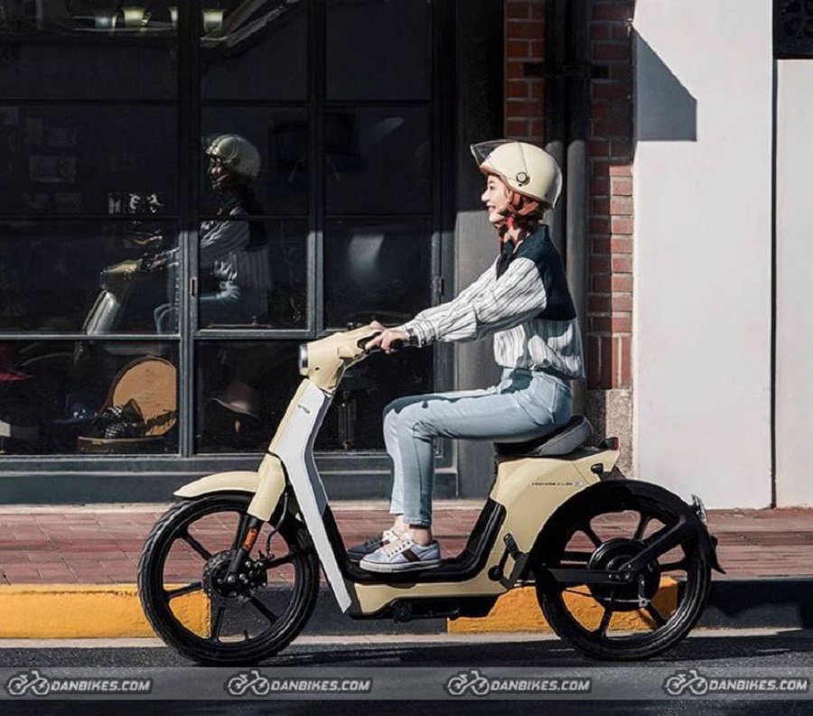 Super Cub, với th&acirc;n xe gọn g&agrave;ng, đường n&eacute;t bo tr&ograve;n mềm mại v&agrave; đ&egrave;n pha tr&ograve;n đặc trưng