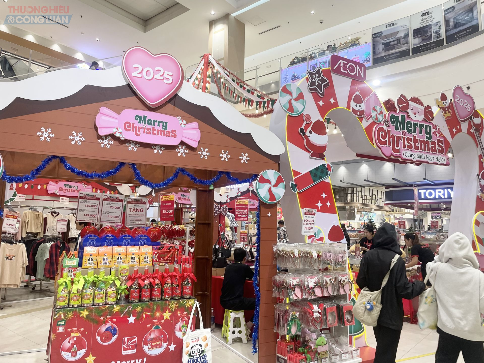 Kh&ocirc;ng gian mua sắm được trang tr&iacute; nhiều sắc m&agrave;u rực rỡ