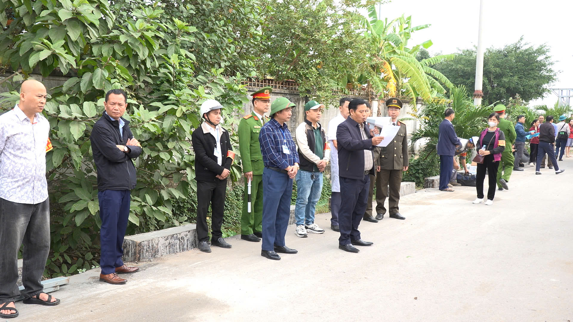 L&atilde;nh đạo UBND x&atilde; Thanh Oai c&ugrave;ng c&aacute;c lực lượng chức năng c&ocirc;ng bố quyết định v&agrave; triển khai cưỡng chế c&aacute;c c&ocirc;ng tr&igrave;nh x&acirc;y dựng tr&aacute;i ph&eacute;p tr&ecirc;n đất c&ocirc;ng, đất n&ocirc;ng nghiệp.