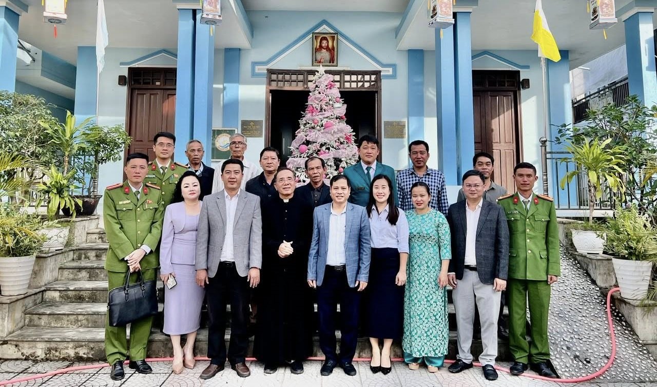 Chinh quyền địa phương c&aacute;c cấp đến thăm hỏi, ch&uacute;c mừng c&aacute;c Gi&aacute;o xứ ng&agrave;y Lễ Gi&aacute;ng sinh