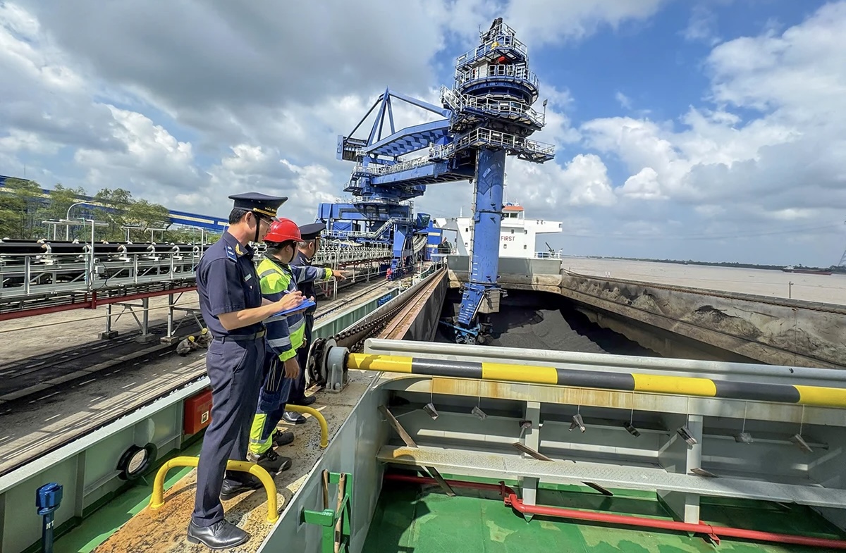 Chi cục Hải quan khu vực XIX vượt chỉ tiêu thu ngân sách nhà nước