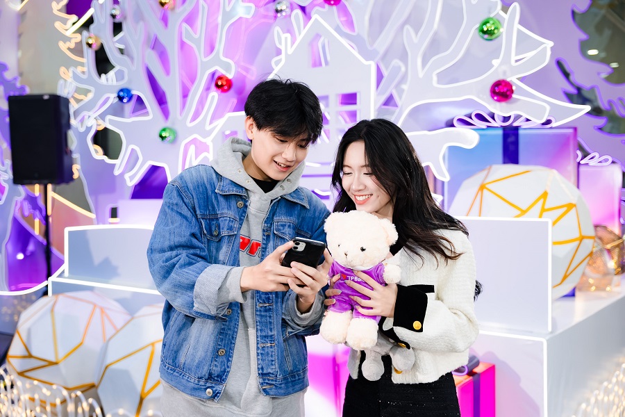 Tại TPBank, m&ugrave;a lễ hội kh&ocirc;ng chỉ bắt đầu từ &aacute;nh đ&egrave;n ngo&agrave;i phố, m&agrave; từ khoảnh khắc mở App với giao diện lễ hội v&agrave; h&agrave;ng loạt ưu đ&atilde;i được khơi mở.