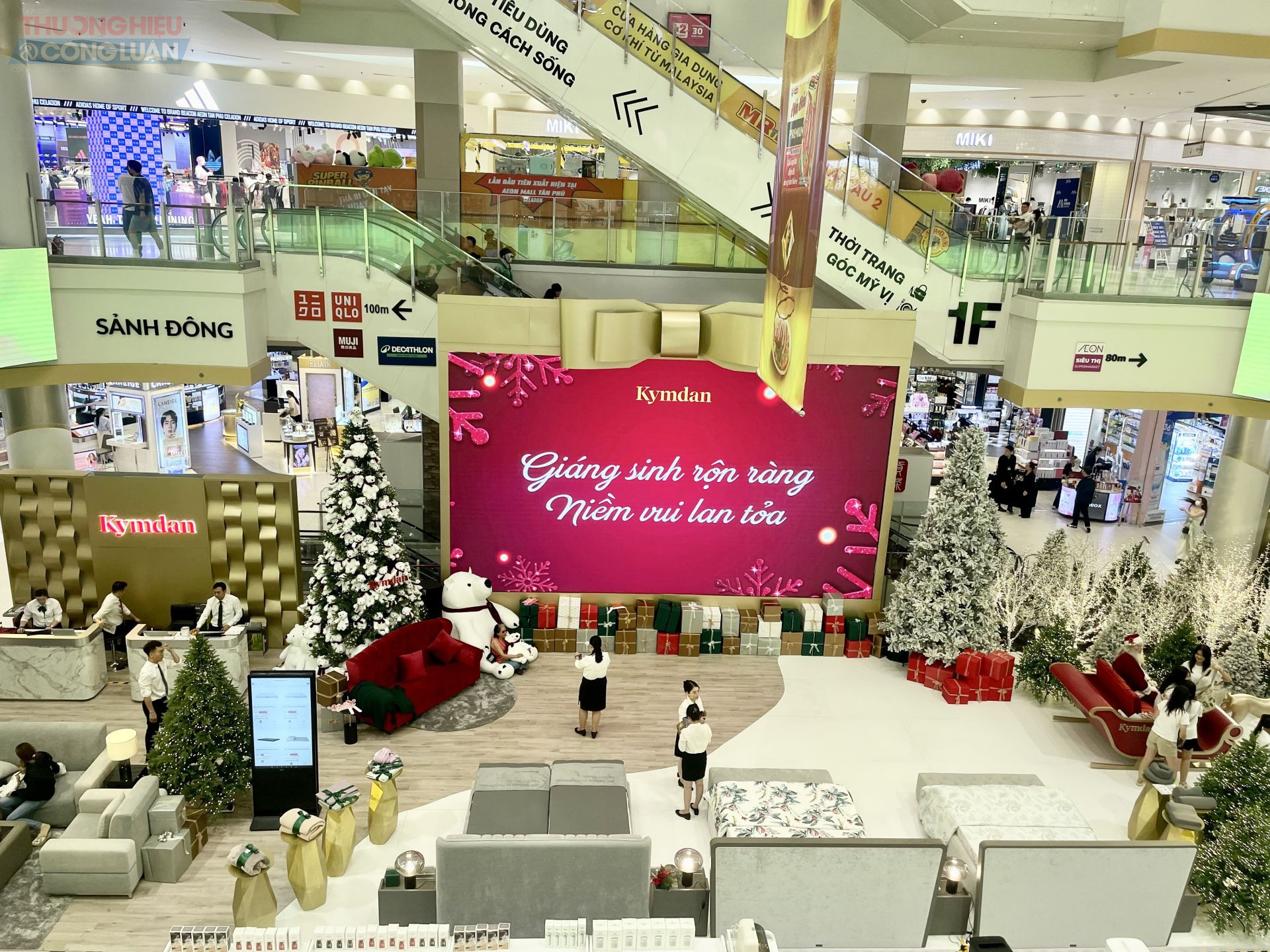 Kh&ocirc;ng gian mua sắm dịp Noel rộn r&agrave;ng v&agrave; niềm vui Lan toả