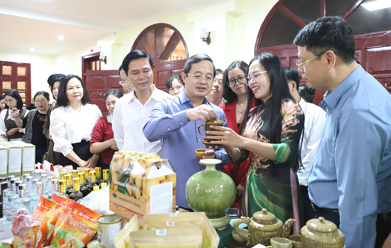 Chủ tịch UBND tỉnh Phạm Ho&agrave;ng Sơn v&agrave; Ph&oacute; Chủ tịch UBND tỉnh L&ecirc; Xu&acirc;n Lợi thăm gian h&agrave;ng sản phẩm OCOP của c&aacute;c chủ thể