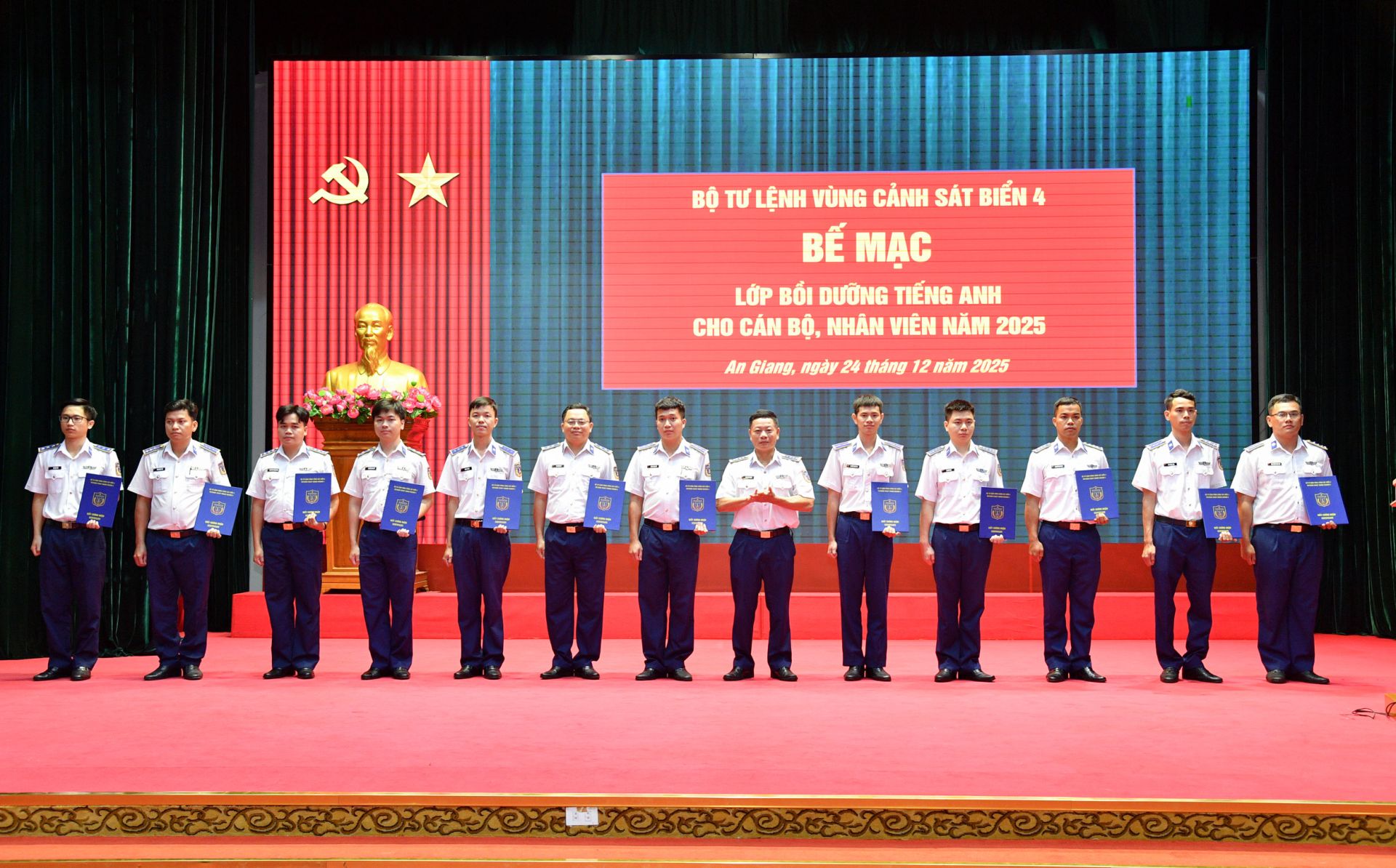 Bộ Tư lệnh V&ugrave;ng Cảnh s&aacute;t biển 4 trao Giấy chứng nhận cho c&aacute;c học vi&ecirc;n ho&agrave;n th&agrave;nh chương tr&igrave;nh lớp Bồi dưỡng