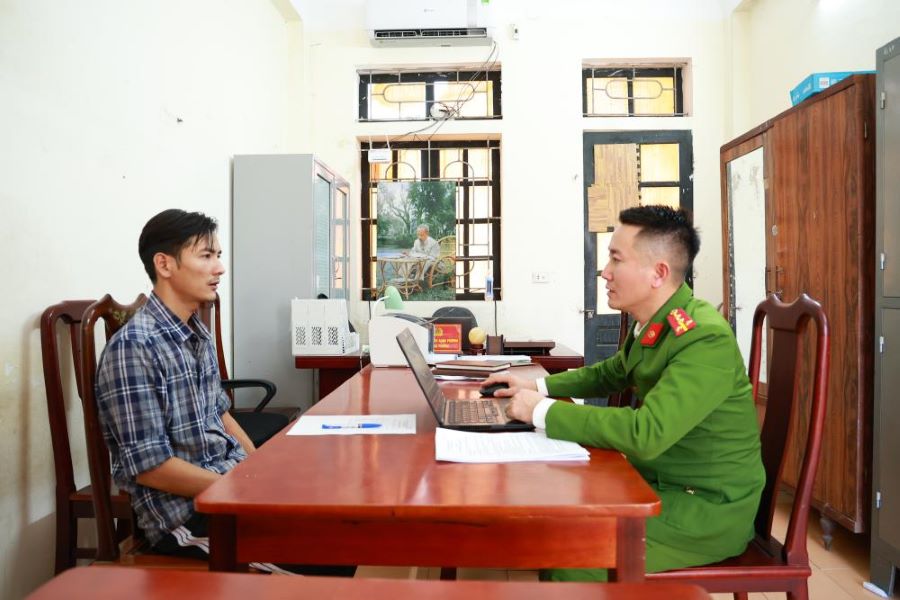 Lực lượng C&ocirc;ng an tiến h&agrave;nh lấy lời khai đối tượng Do&atilde;n Văn Ho&agrave;i.