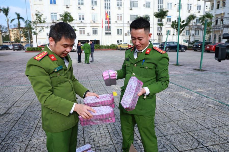 Ph&aacute;o nổ do Nguyễn Hữu T&iacute;nh tự chế.