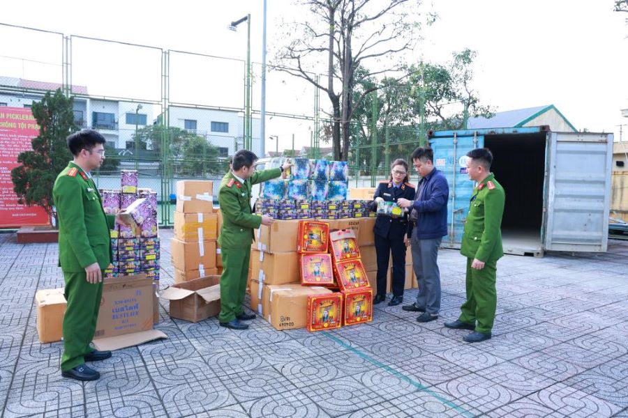 Lực lượng C&ocirc;ng an kiểm số ph&aacute;o thu được từ c&aacute;c đối tượng.