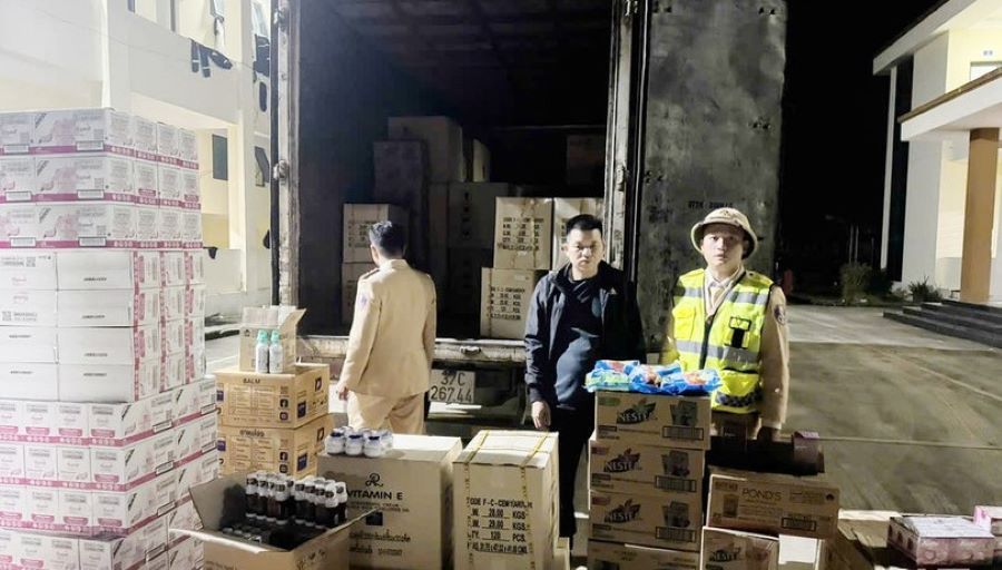 Hà Tĩnh: Bắt giữ xe tải vận chuyển lượng lớn mỹ phẩm không rõ nguồn gốc