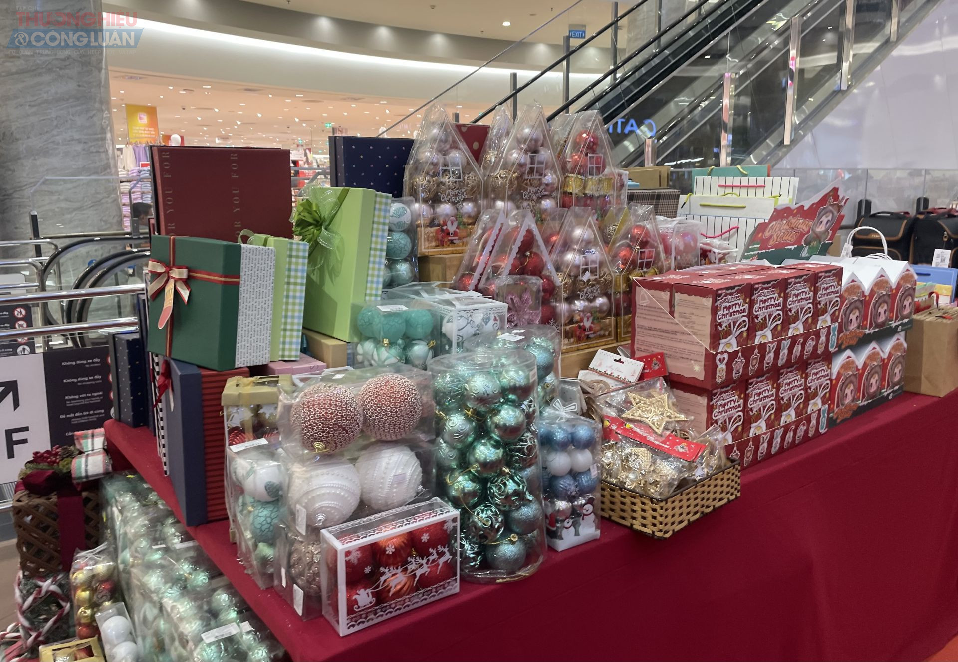 Nhiều m&oacute;n qu&agrave; đầy m&agrave;u sắc sẽ đem đến một m&ugrave;a gi&aacute;ng sinh đầy &yacute; nghĩa v&agrave; ấm &aacute;p