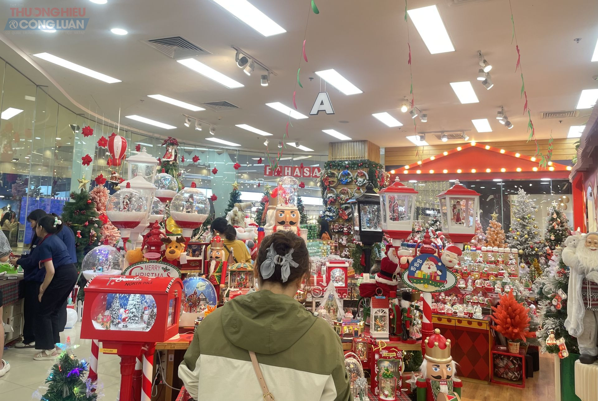 Đa dạng c&aacute;c m&oacute;n qu&agrave; gi&aacute;ng sinh để người ti&ecirc;u d&ugrave;ng lựa chọn