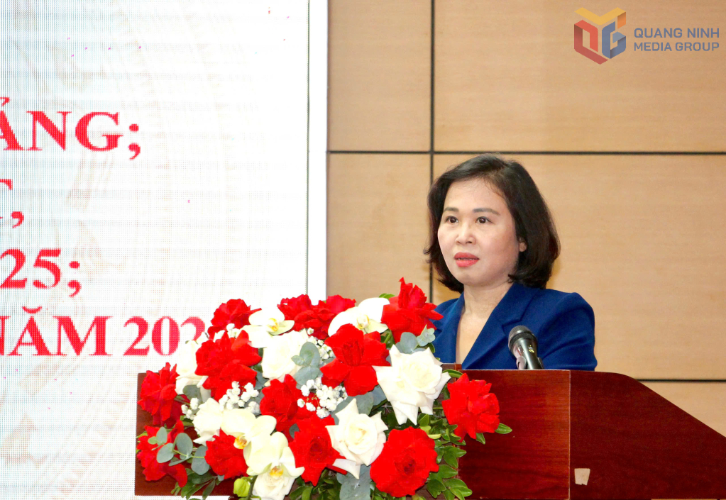 B&agrave; Trịnh Thị Minh Thanh, Ph&oacute; B&iacute; thư Thường trực Tỉnh ủy, Chủ tịch HĐND tỉnh, B&iacute; thư Đảng uỷ c&aacute;c cơ quan Đảng tỉnh Quảng Ninh, ph&aacute;t biểu tại hội nghị.