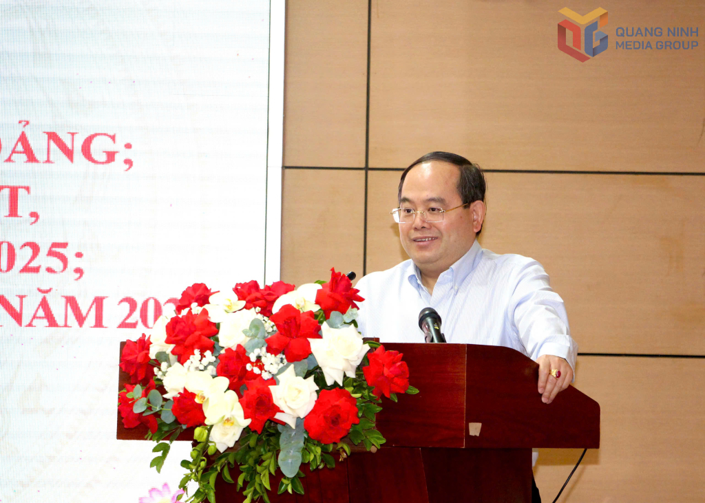 &Ocirc;ng Quản Minh Cường, B&iacute; thư Tỉnh ủy, Trưởng Đo&agrave;n ĐBQH tỉnh Quảng Ninh, ph&aacute;t biểu tại hội nghị.