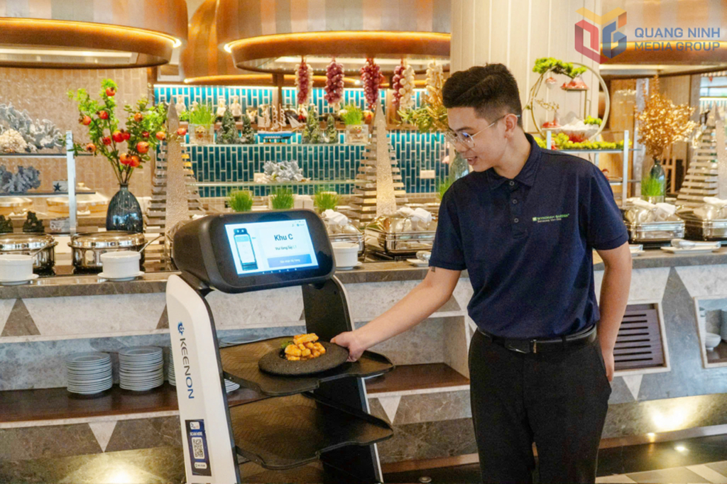 Robot phục vụ được ứng dụng tại Kh&aacute;ch sạn Wyndham Garden Sonasea V&acirc;n Đồn.