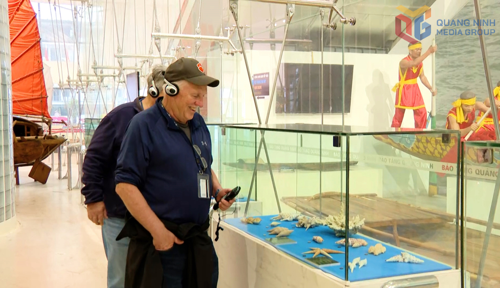 Du kh&aacute;ch trải nghiệm hệ thống thuyết minh tự động tại Bảo t&agrave;ng Quảng Ninh.