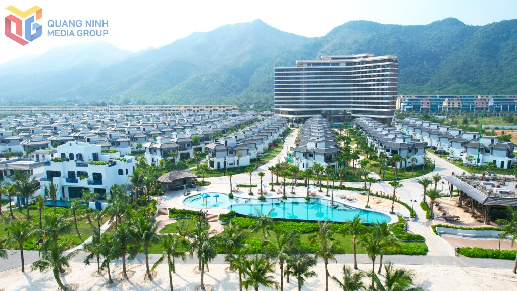 Wyndham Garden Sonasea V&acirc;n Đồn l&agrave; kh&aacute;ch sạn 5 sao chuẩn quốc tế đầu ti&ecirc;n đưa v&agrave;o vận h&agrave;nh tại V&acirc;n Đồn.