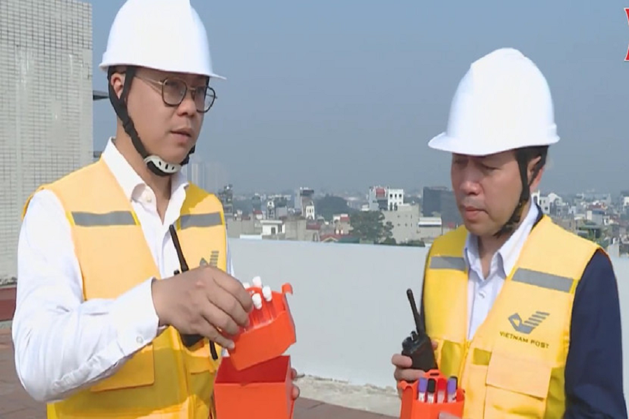 Gi&aacute;m đốc Bệnh viện Đa khoa Đức Giang (b&ecirc;n phải) kiểm tra l&ocirc; thuốc trước khi đưa v&agrave;o UAV để vận chuyển xuống Bệnh viện Gia L&acirc;m. Ảnh: Bệnh viện cung cấp