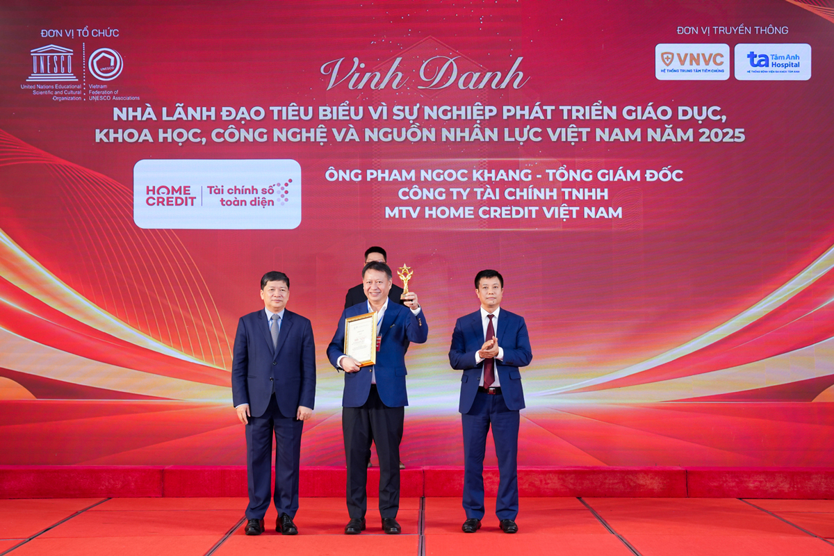 Ảnh: &Ocirc;ng Pham Ngoc Khang, Tổng gi&aacute;m đốc Home Credit Việt Nam nhận giải thưởng tr&ecirc;n s&acirc;n khấu.