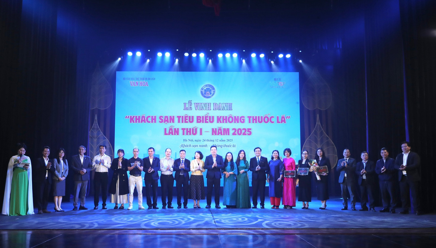 Đại diện c&aacute;c kh&aacute;ch sạn kh&ocirc;ng thuốc l&aacute; được vinh danh.