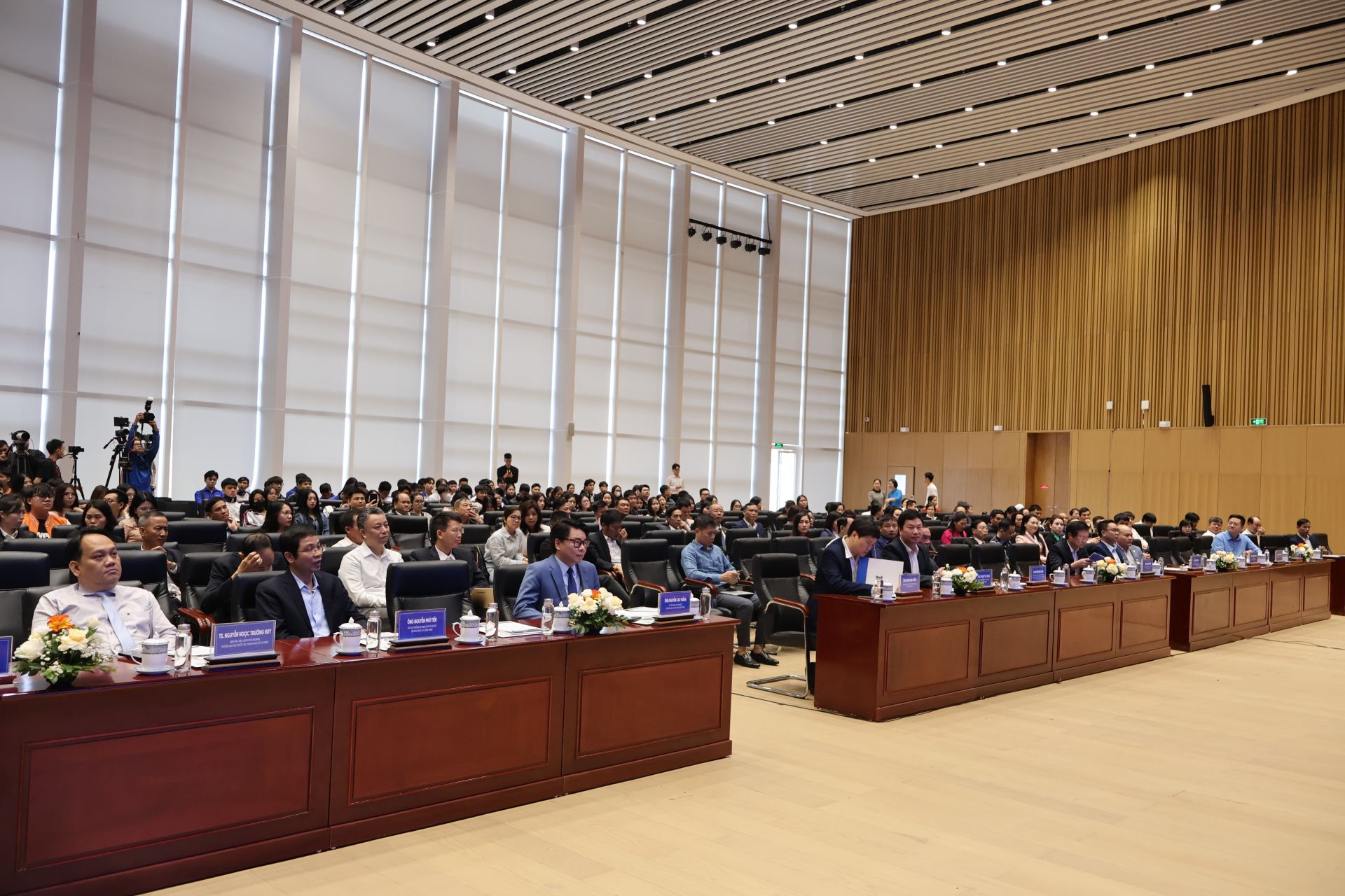 Quang cảnh diễn đ&agrave;n.