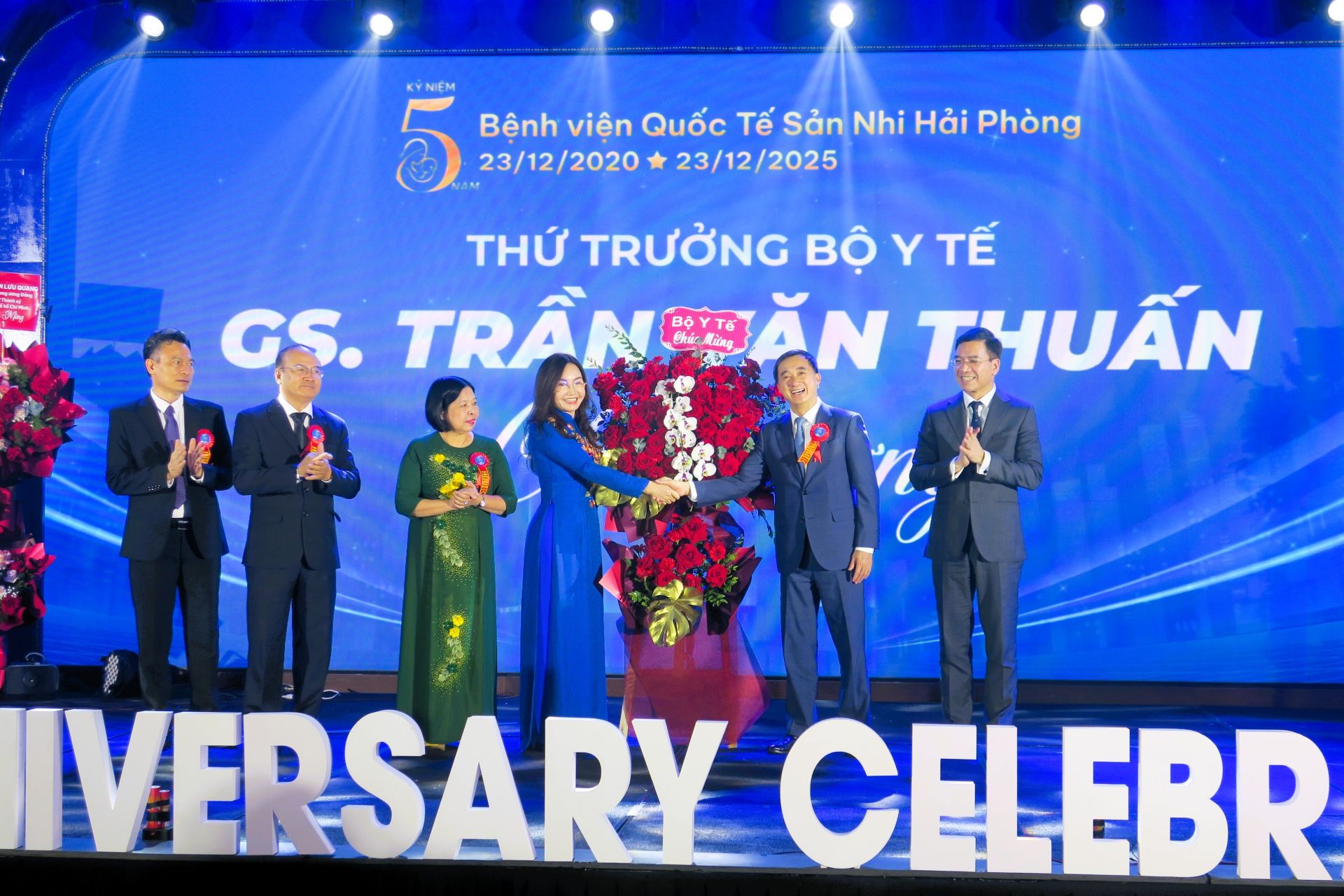 L&atilde;nh đạo Bộ Y tế tặng hoa ch&uacute;c mừng Bệnh viện Quốc tế Sản Nhi Hải Ph&ograve;ng.