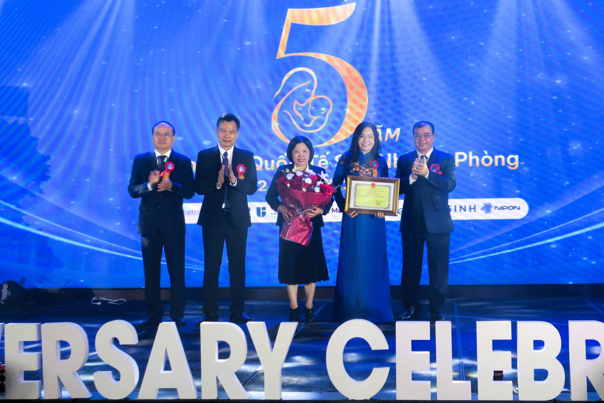 Ph&oacute; Chủ tịch UBND th&agrave;nh phố Nguyễn Minh H&ugrave;ng trao tặng Bằng khen cho Bệnh viện Quốc tế Sản nhi Hải Ph&ograve;ng.