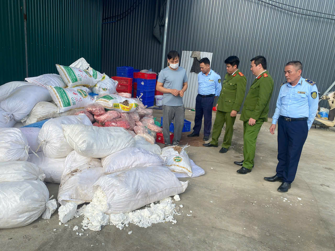 Ninh Bình tiêu hủy hơn 2 tấn thực phẩm không rõ nguồn gốc