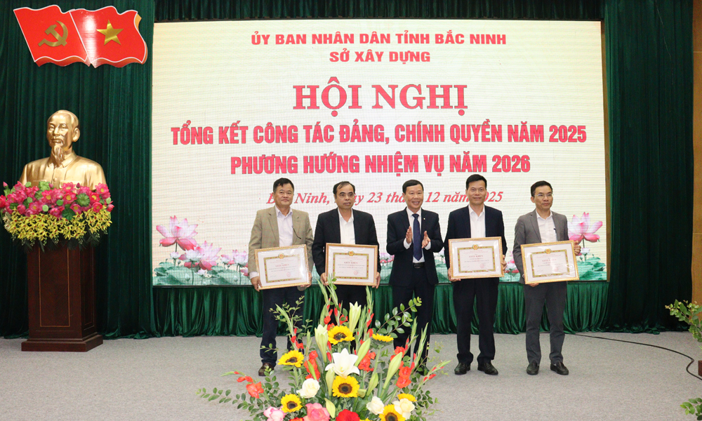Đại diện l&atilde;nh đạo Sở X&acirc;y dựng khen thưởng c&aacute;c tập thể c&oacute; th&agrave;nh t&iacute;ch xuất sắc trong c&ocirc;ng t&aacute;c.