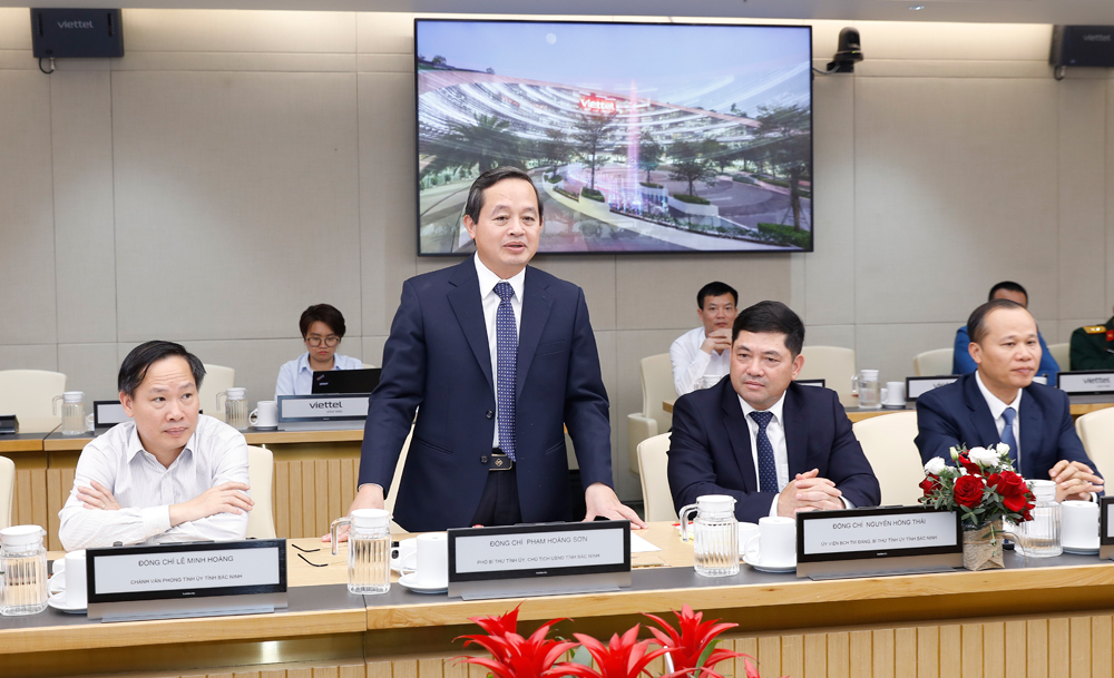 Đồng ch&iacute; Phạm Ho&agrave;ng Sơn ph&aacute;t biểu tại hội nghị.