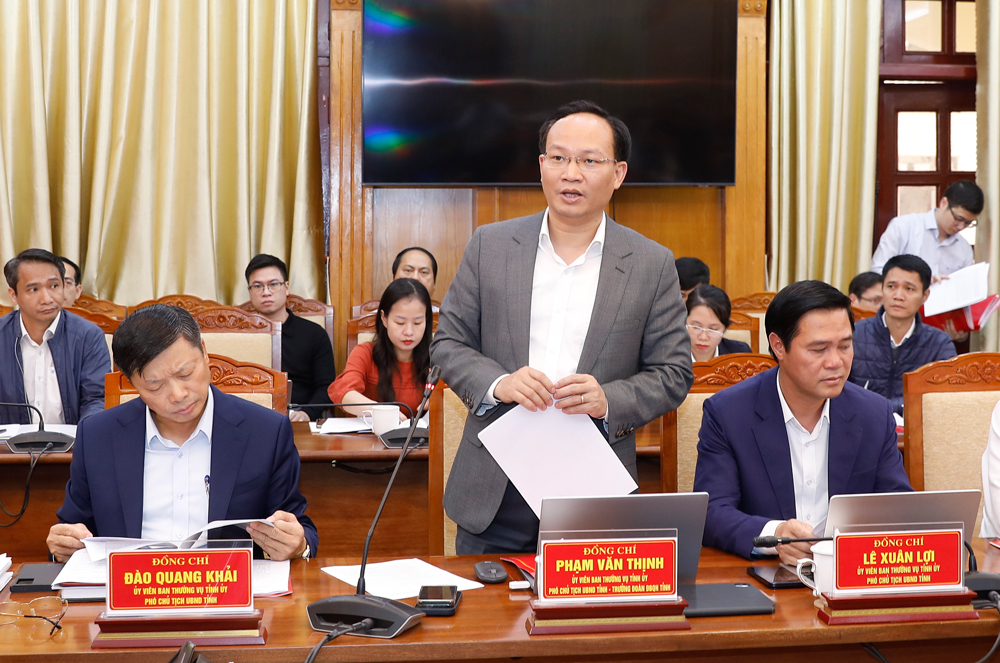 Đồng ch&iacute; Phạm Văn Thịnh, Ph&oacute; Chủ tịch UBND tỉnh b&aacute;o c&aacute;o tại buổi l&agrave;m việc.